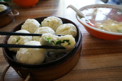 中国旅行記＠蘭州の西驛（驿）国際青年旅舎、ユースホステル付近の杭州風味の料理が食べられる食堂でユースを旅立つ女性と朝食を食す。これはニラ玉まん