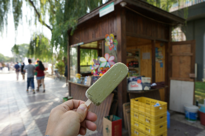 中国旅行記＠蘭州観光、中山橋付近の売店で緑豆アイスを購入