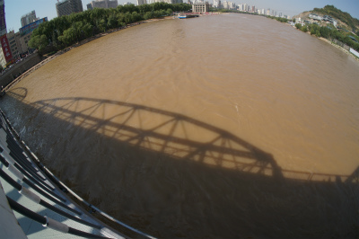 中国旅行記＠蘭州のランドマーク、中山橋（黄河第一橋・鉄橋）の影が映った黄河を眺める