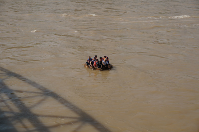 中国旅行記＠蘭州のランドマーク、中山橋（黄河第一橋・鉄橋）から羊皮で作られた筏（羊皮筏子）で黄河を下っている観光客を撮影