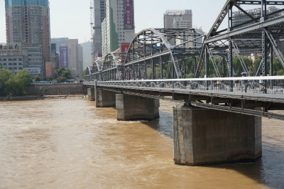 中国旅行記＠蘭州観光、中山橋（黄河第一橋・鉄橋）と黄河。古い橋桁が印象的