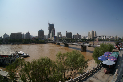 中国旅行記＠蘭州観光、白塔山公園入り口付近から中山橋（黄河第一橋・鉄橋）と黄河を眺める