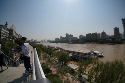 中国旅行記＠蘭州観光、白塔山公園入り口付近から黄河を眺める
