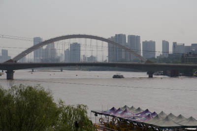 中国旅行記＠蘭州観光、白塔山公園入り口付近から黄河と橋を眺める