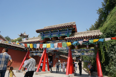 中国旅行記＠蘭州観光、白塔山公園内にある法雨寺の「风林香裊」と名付けられた牌坊、山門的な建築物。チベット仏教の5色のタルチョが印象的