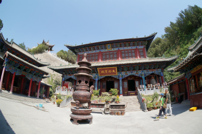 中国旅行記＠蘭州観光、白塔山公園内にある法雨寺の仏閣がある境内