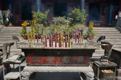 中国旅行記＠蘭州観光、白塔山公園内にある法雨寺の広間で焚かれているお香