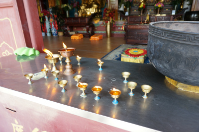 中国旅行記＠蘭州観光、白塔山公園内にある法雨寺に供えられた蝋燭
