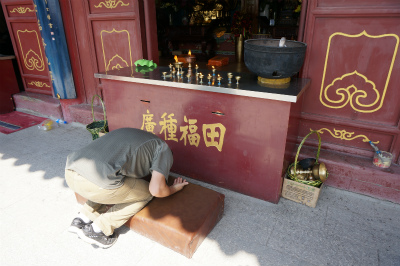 中国旅行記＠蘭州観光、白塔山公園内にある法雨寺でお参りする仏教徒？