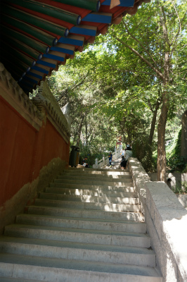 中国旅行記＠蘭州観光、白塔山公園内にある法雨寺の外壁と階段