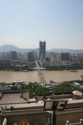 中国旅行記＠蘭州観光、白塔山公園から黄河と中山橋（黄河第一橋・鉄橋）を眺める