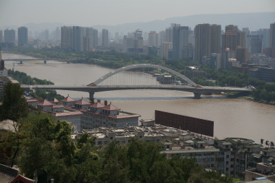 中国旅行記＠蘭州観光、白塔山公園から黄河と黄河橋を望遠で眺める