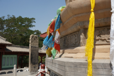 中国旅行記＠蘭州観光、白塔山公園の白塔と5色のタルチョ。個性的な彫刻が印象的