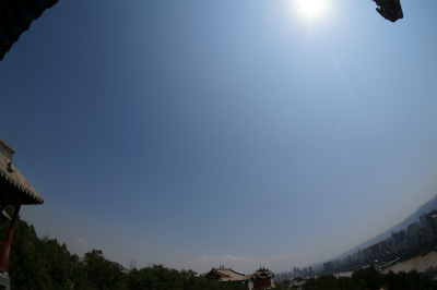 中国旅行記＠蘭州観光、白塔山公園と白塔傍のお土産屋から仰ぎ見た蘭州の青空