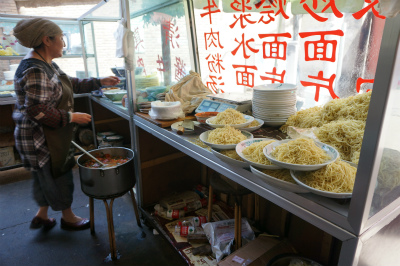 中国旅行記＠蘭州観光、中山橋（黄河第一橋・鉄橋）付近、中山路の路地裏の屋台食堂。蘭州特産の牛肉スープや麺等が食べられます