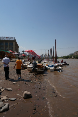 中国旅行記＠蘭州観光、中山橋（黄河第一橋・鉄橋）、打ち寄せる黄河の波際、河岸を散歩