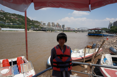 中国旅行記＠蘭州観光、黄河を高速艇で遊覧出来る場所で記念撮影