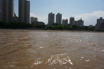 中国旅行記＠蘭州観光、黄河の川面すれすれを高速艇が文字通り高速で疾走する