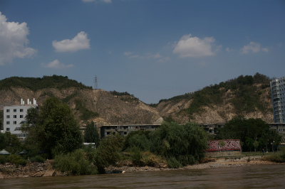 中国旅行記＠蘭州観光、黄河の川面すれすれを高速艇で遊覧、クルージング。黄河河岸の風景