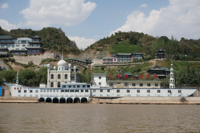 中国旅行記＠蘭州観光、黄河の河岸を黄河母親像を目指しつつ散歩。対岸の水上イスラム寺院が印象的だｗ
