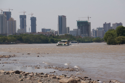 中国旅行記＠蘭州観光、黄河の河原をのんびりとお散歩。遊覧船が上流へ向かっていた