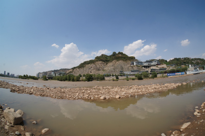 中国旅行記＠蘭州観光、黄河の流れを目の前に見つつ、河原を散歩