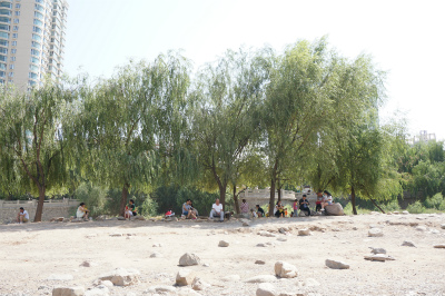 中国旅行記＠蘭州観光、黄河の河原を黄河母親像目指して散歩