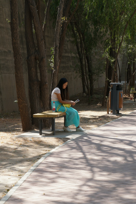 中国旅行記＠蘭州観光、黄河の川岸にある遊歩道を通ってランドマークの黄河母親像へ散歩。ベンチで読書中の女性