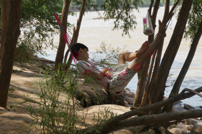 中国旅行記＠蘭州観光、黄河の河岸にある遊歩道を通ってランドマークの黄河母親像へ散歩。ハンモックで眠る少年
