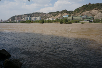 中国旅行記＠蘭州観光、黄河の河岸にある遊歩道から眺めた黄河と対岸の風景
