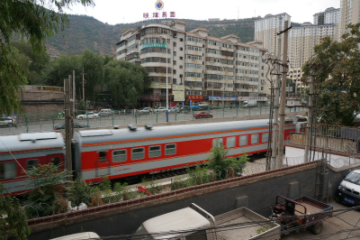 中国旅行記＠蘭州観光、五泉山公園付近の街並み。陸橋から列車が見えた