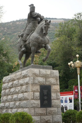 中国旅行記＠蘭州観光、五泉山公園入り口に鎮座する、前漢時代に匈奴討伐で名を馳せた霍去病の銅像