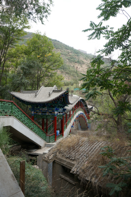 中国旅行記＠蘭州観光、五泉山公園内のマニ寺の龍を彷彿とさせる回廊