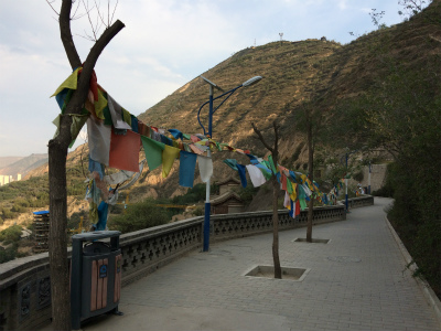 中国旅行記＠蘭州観光、五泉山公園の中腹で見かけたチベット仏教の5色のタルチョ