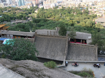 中国旅行記＠蘭州観光、五泉山公園の中腹からマニ寺の屋根を見下ろす