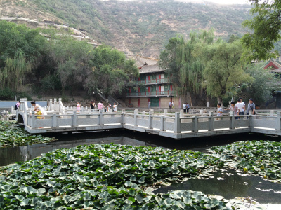 中国旅行記＠蘭州観光、五泉山公園の睡蓮と通路