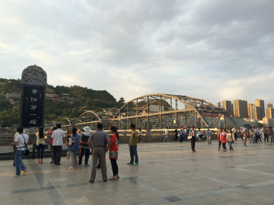 中国旅行記＠蘭州観光、五泉山公園を後にし、夕日に染まる黄河と中山橋を眺める