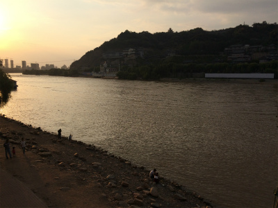 中国旅行記＠蘭州観光、五泉山公園を後にし、夕日に染まる黄河を眺める
