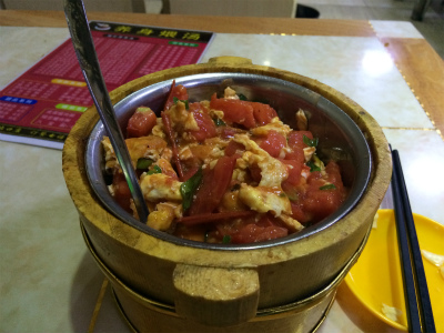 中国旅行記＠蘭州観光、ユースホステルへ戻り、トマトと卵の炒め飯桶を食す。美味い！