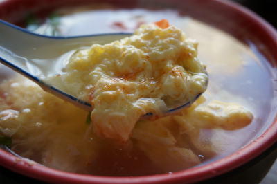 中国旅行記＠西驛（驿）国際青年旅舎、ユースホステル傍の杭州風料理の食堂であっさり味の卵とトマトスープを食す