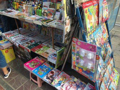 中国旅行記＠蘭州駅付近、定西南路と天水南路の交差点付近の書籍の売店