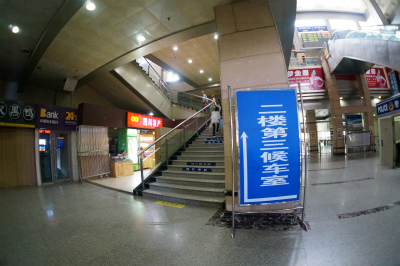 中国旅行記＠蘭州駅の構内。2階へ続く階段