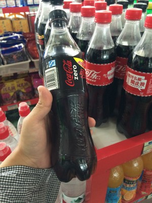 中国旅行記＠蘭州駅待合室傍の売店でコカ・コーラゼロを購入