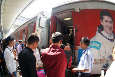 中国旅行記＠蘭州駅、安息の地、上海まで席無しでの1泊2日の列車の旅、乗り鉄の始まりです