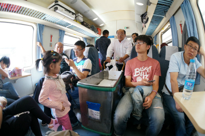 中国旅行記＠蘭州～上海間を走る列車の二等座席の車両内の様子。車内販売のお弁当売り