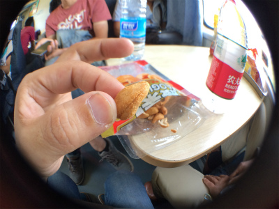 とまとじゅーす的中国旅行記＠蘭州～上海間を走る列車内、二等座席の様子。昼飯にカシューナッツをポリポリ食す