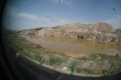 中国旅行記＠蘭州～上海列車の旅。黄河が見える車窓風景