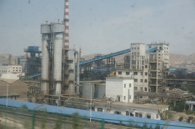 中国旅行記＠蘭州～上海列車の旅。車窓風景。工場が見えた