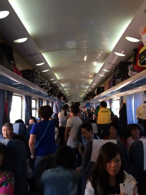 中国旅行記＠蘭州～上海列車の旅。伯陽駅で列車が約3時間の足止めを食らってる最中の列車内の様子