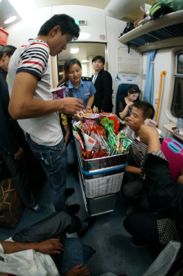 中国旅行記＠蘭州～上海列車の旅。車内販売の様子